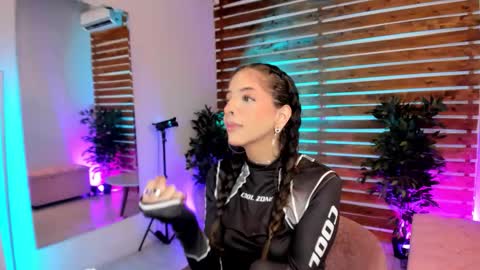 Snapshot of sapphire_venus chatting on 01/17/26, 12:37 Valerin online show from 01/17/26, 12:37