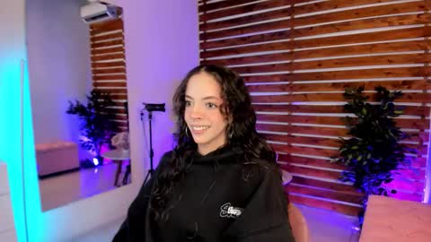 Snapshot of sapphire_venus chatting on 02/01/26, 02:21 Valerin online show from 02/01/26, 02:21