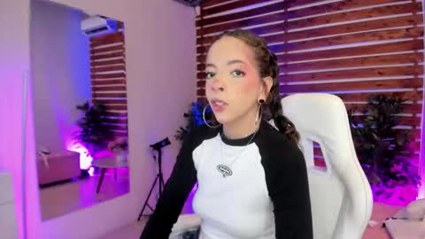 Snapshot of sapphire_venus chatting on 02/25/26, 01:37 Valerin online show from 02/25/26, 01:37