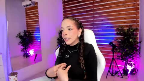 Snapshot of sapphire_venus chatting on 04/27/26, 12:52 Valerin online show from 04/27/26, 12:52