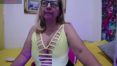 Snapshot of sara211 chatting on 05/24/26, 02:44 sara online show from 05/24/26, 02:44