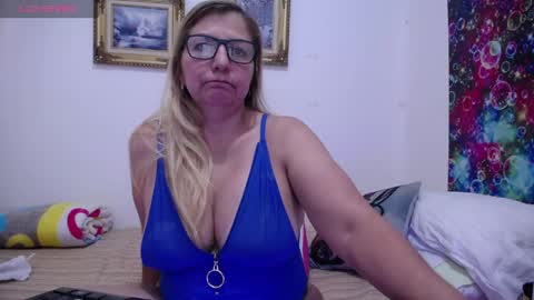 Snapshot of sara211 chatting on 05/27/26, 04:04 sara online show from 05/27/26, 04:04
