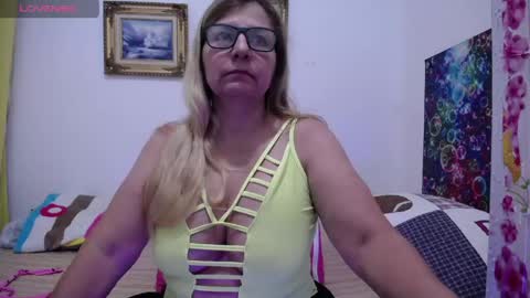 Snapshot of sara211 chatting on 06/02/26, 01:40 sara online show from 06/02/26, 01:40