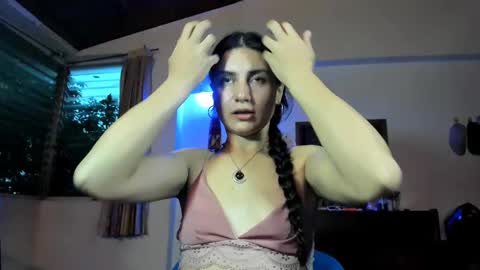 Snapshot of sara_221 chatting on 02/24/25, 11:19 Sara online show from 02/24/25, 11:19