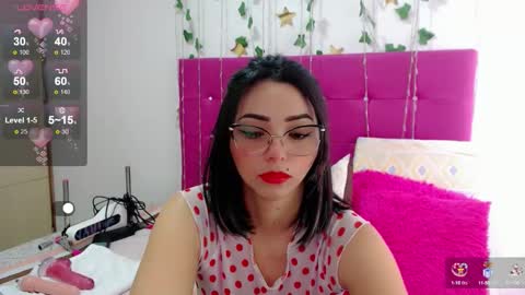 Snapshot of sara_arias00 chatting on 10/13/25, 01:44 Sara online show from 10/13/25, 01:44