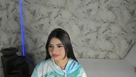 Snapshot of sara_fernandezz chatting on 01/15/25, 11:00 sara online show from 01/15/25, 11:00