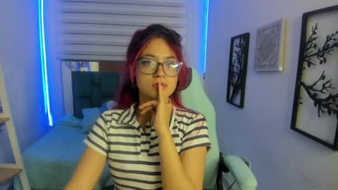 sara_red_x online show from 05/05/26, 03:03