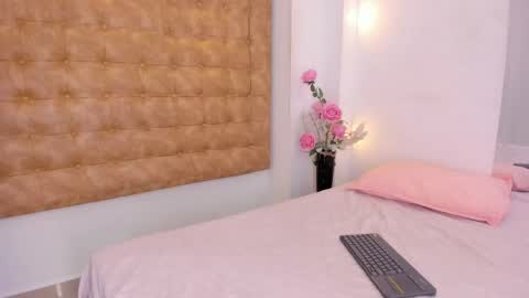 sara_sm1th_ online show from 04/23/26, 12:29