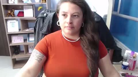 sara_thonson_ online show from 02/19/25, 06:00