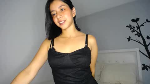 Snapshot of sara_tris chatting on 12/04/25, 02:10 Sara online show from 12/04/25, 02:10