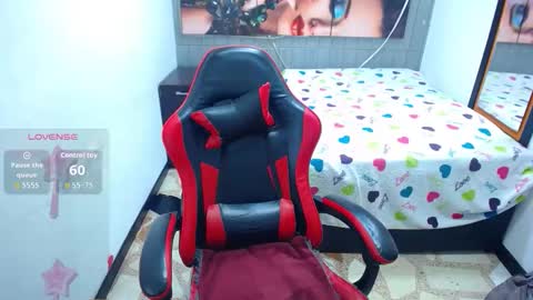 Snapshot of sara_winehouse1 chatting on 03/25/26, 04:07 1 online show from 03/25/26, 04:07