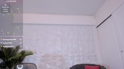 Snapshot of saraamills chatting on 12/20/24, 02:30 Sara online show from 12/20/24, 02:30