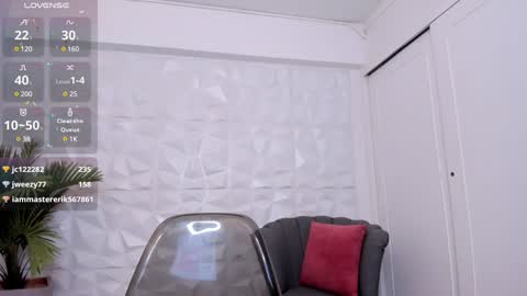 Snapshot of saraamills chatting on 12/22/24, 01:45 Sara online show from 12/22/24, 01:45