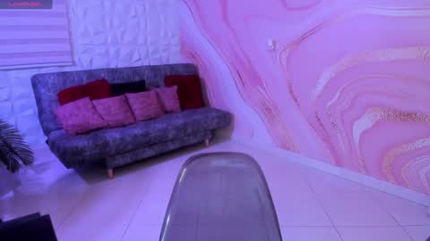 Snapshot of saraamills chatting on 01/04/25, 06:40 Sara online show from 01/04/25, 06:40