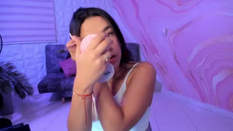 Snapshot of saraamills chatting on 01/06/25, 12:02 Sara online show from 01/06/25, 12:02