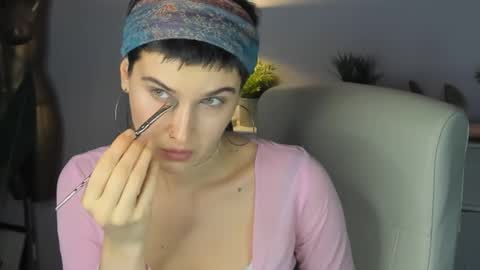 Snapshot of sarah_desire01 chatting on 10/21/25, 01:45 Sarah online show from 10/21/25, 01:45