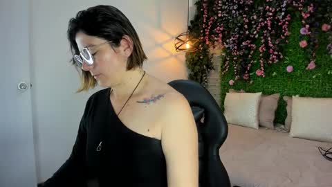 Sarah Deyvis online show from 12/14/25, 01:27