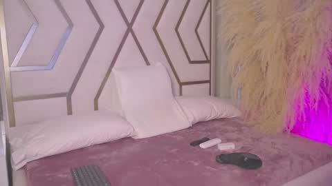 Sarah online show from 03/25/26, 01:39