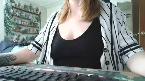 Snapshot of sarahpmummy chatting on 05/21/26, 06:59 Sarah online show from 05/21/26, 06:59