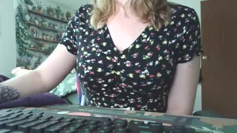 Snapshot of sarahpmummy chatting on 05/27/26, 08:50 Sarah online show from 05/27/26, 08:50