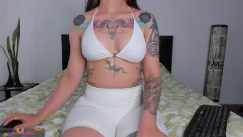 Snapshot of sarahredi chatting on 06/11/26, 10:52 Girl next door online show from 06/11/26, 10:52