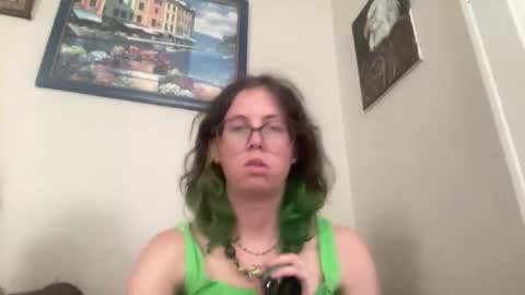 Snapshot of sarahsmilesxo chatting on 05/25/26, 10:16 Sarah Smiles online show from 05/25/26, 10:16