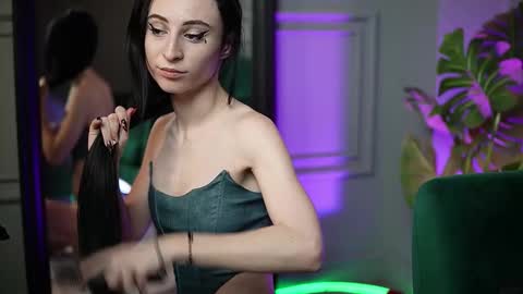  Sarai  online show from 12/18/25, 09:10