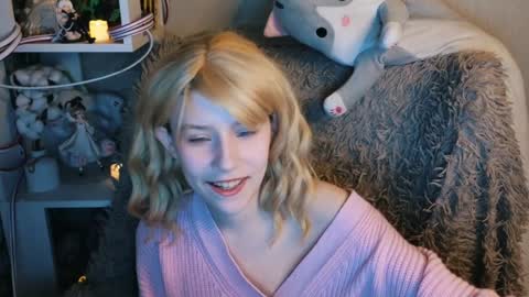 Snapshot of sarakaell chatting on 12/13/24, 11:45 Sara online show from 12/13/24, 11:45