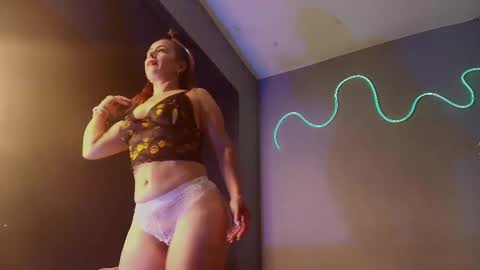 Snapshot of saramaartinez chatting on 12/20/25, 02:46 Sara online show from 12/20/25, 02:46