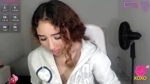 Snapshot of sasha_17_ chatting on 10/28/25, 06:43 Sofia online show from 10/28/25, 06:43