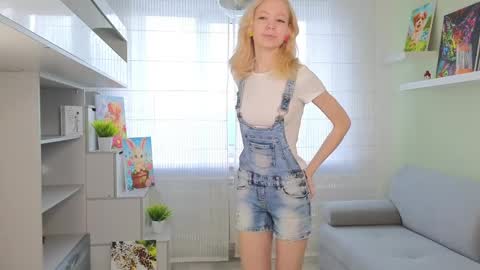 Snapshot of sashablonde_ chatting on 04/05/26, 05:15 Sasha online show from 04/05/26, 05:15
