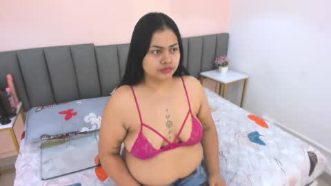 Snapshot of sashapears chatting on 02/04/25, 11:27 Manuela online show from 02/04/25, 11:27