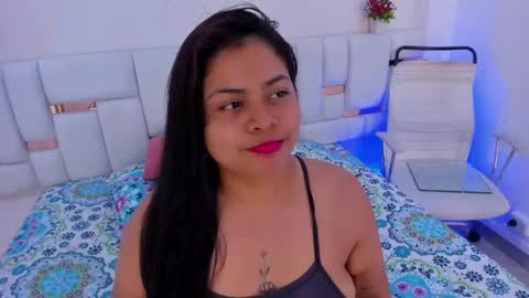 Snapshot of sashapears chatting on 10/07/25, 03:58 Manuela online show from 10/07/25, 03:58