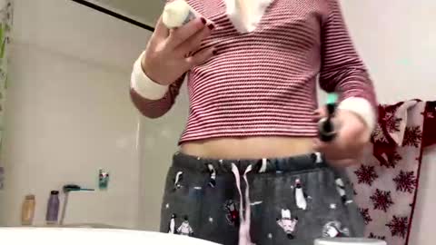 Snapshot of sassysquirtsmmm chatting on 12/22/25, 04:48 sassysquirtsmmm online show from 12/22/25, 04:48