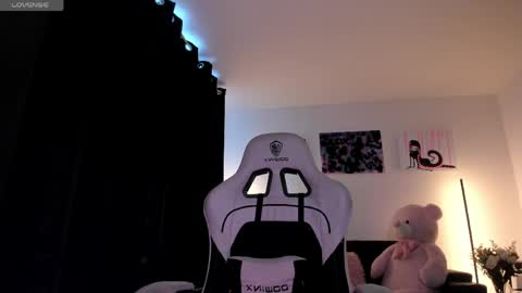 Snapshot of satanbabee_ chatting on 05/04/26, 09:00 im expecting 300 thumbs up on my altar online show from 05/04/26, 09:00
