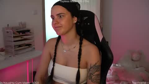 Snapshot of savvage_play chatting on 05/15/26, 11:17 Naomi online show from 05/15/26, 11:17