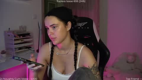 Snapshot of savvage_play chatting on 05/17/26, 08:38 Naomi online show from 05/17/26, 08:38
