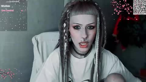 pronoun she. name Mary. age 21. online show from 12/04/25, 11:41