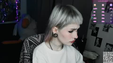 pronoun she. name Mary. age 21. online show from 04/10/26, 11:31