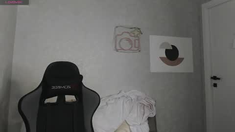 Kira  GMT 7 Mon Thu-Sun  0800am-0200pm  online show from 12/15/25, 01:32