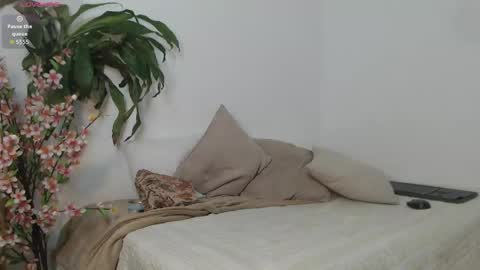 scarlet_100 online show from 04/05/26, 01:03