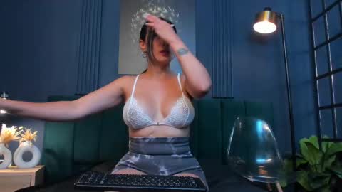 Scarlet Edwars online show from 09/12/25, 06:30