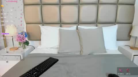 scarlethroa online show from 11/08/25, 03:39