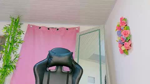 Snapshot of scarletjonesx chatting on 02/14/26, 12:40 Denis online show from 02/14/26, 12:40