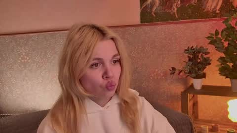 Snapshot of scarletmarney chatting on 05/11/26, 04:15 scarletmarney online show from 05/11/26, 04:15