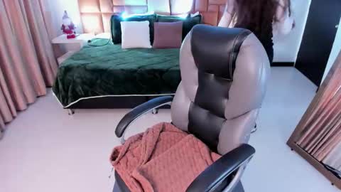 Scarlett online show from 12/17/25, 12:33