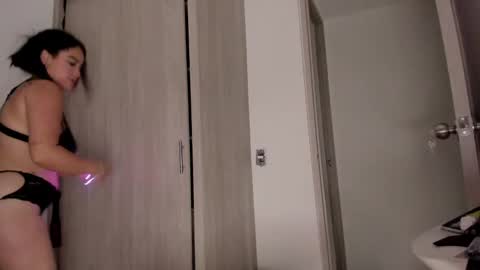 Scarlett Thumb up please help me 100 its important online show from 12/13/24, 12:42