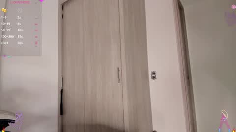 Scarlett Thumb up please help me 100 its important online show from 12/24/24, 01:38