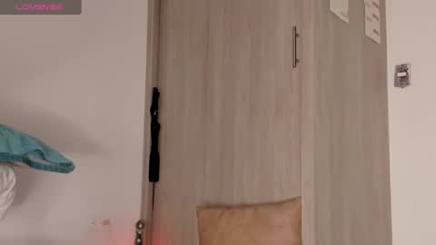 Scarlett Thumb up please help me 100 its important online show from 02/13/25, 12:02