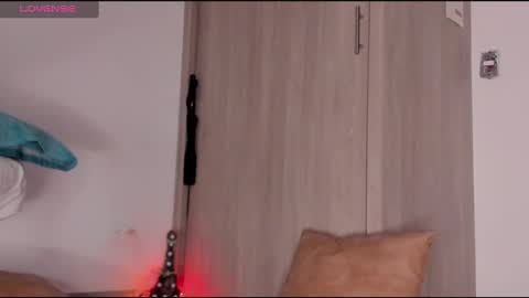 Scarlett Thumb up please help me 100 its important online show from 02/13/25, 03:07